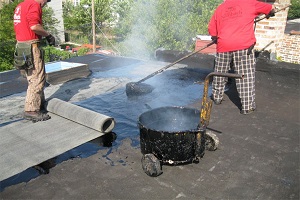 Felting a garage roof with hot bitumen the old fashioned pitch and pour method